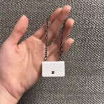 Mini Geantă Labubu – Model Chanel Dreptunghiulară Alb-Negru - imagine 3
