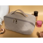 Geanta de Calatorie Flippy, Pentru Cosmetice, Portabila, Impermeabila, din Piele Ecologica, Compartimente Multiple, cu Fermoar, 22 x 13 x 12.5 cm, In Carouri, Alb - imagine 7
